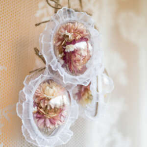 Jajeczka / jasnoróżowa kocanka, glixia, falbanka, sznurek jutowy