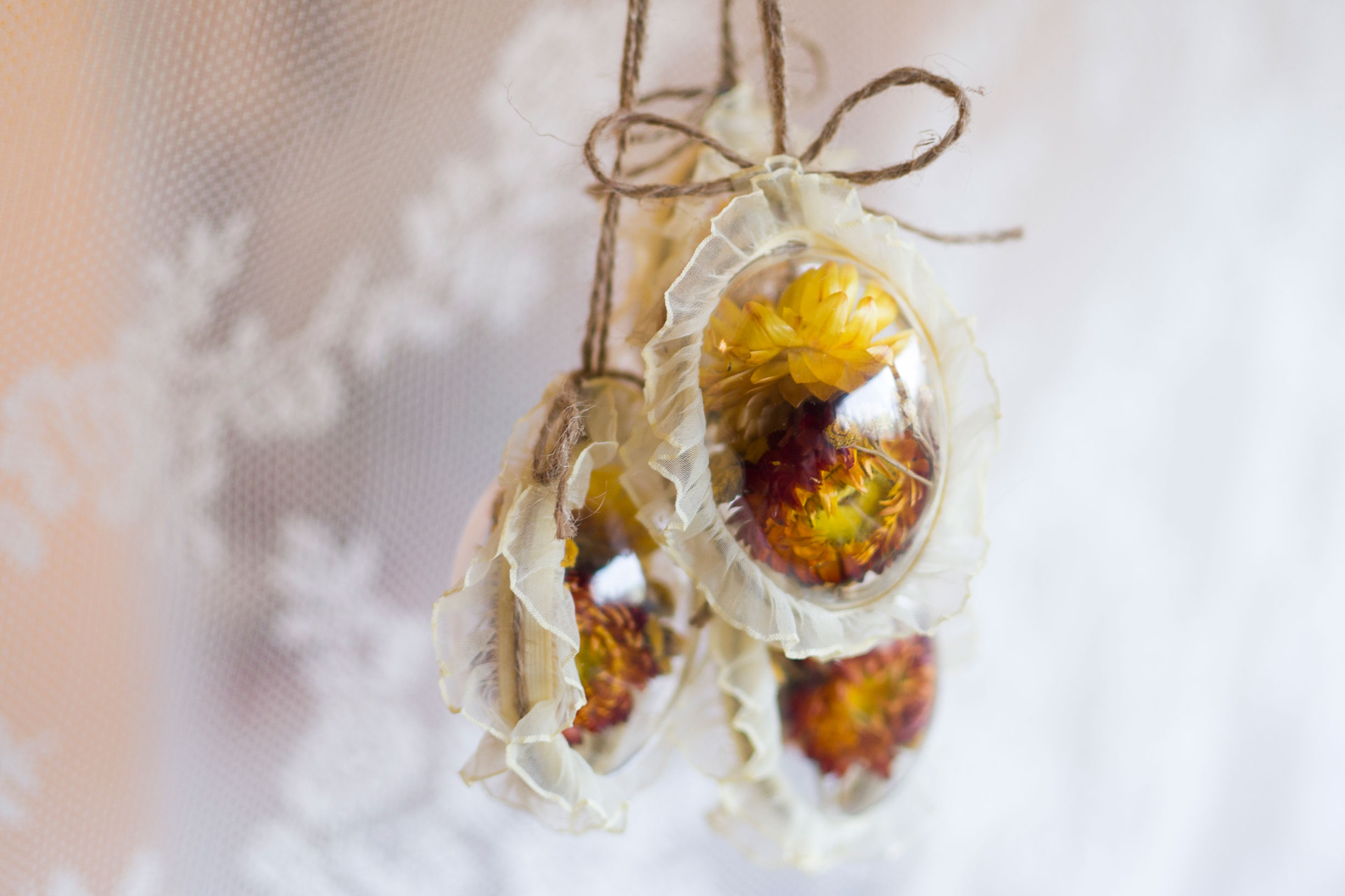 Jajeczka / żółta i pomarańczowa kocanka, falbanka, sznurek jutowy