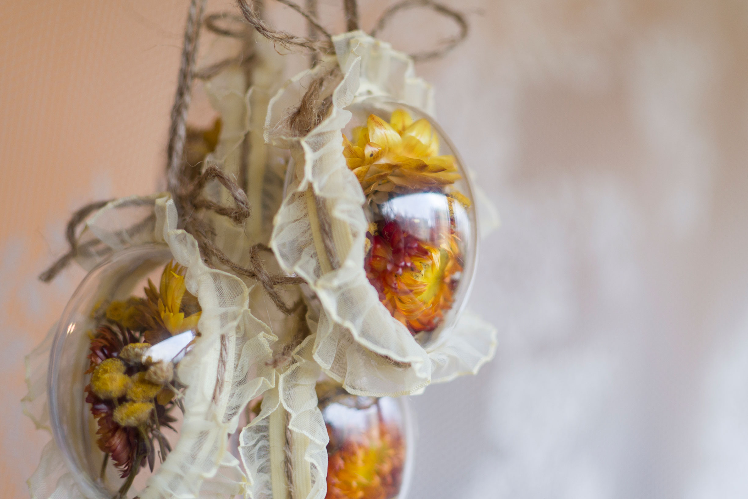 Jajeczka / żółta i pomarańczowa kocanka, falbanka, sznurek jutowy - obrazek 3