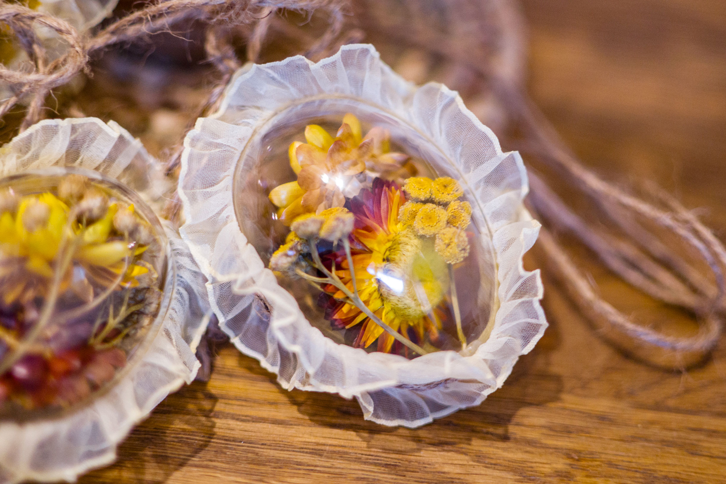 Jajeczka / żółta i pomarańczowa kocanka, falbanka, sznurek jutowy - obrazek 2