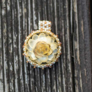 Wisiorek obszywany „MONIKA”