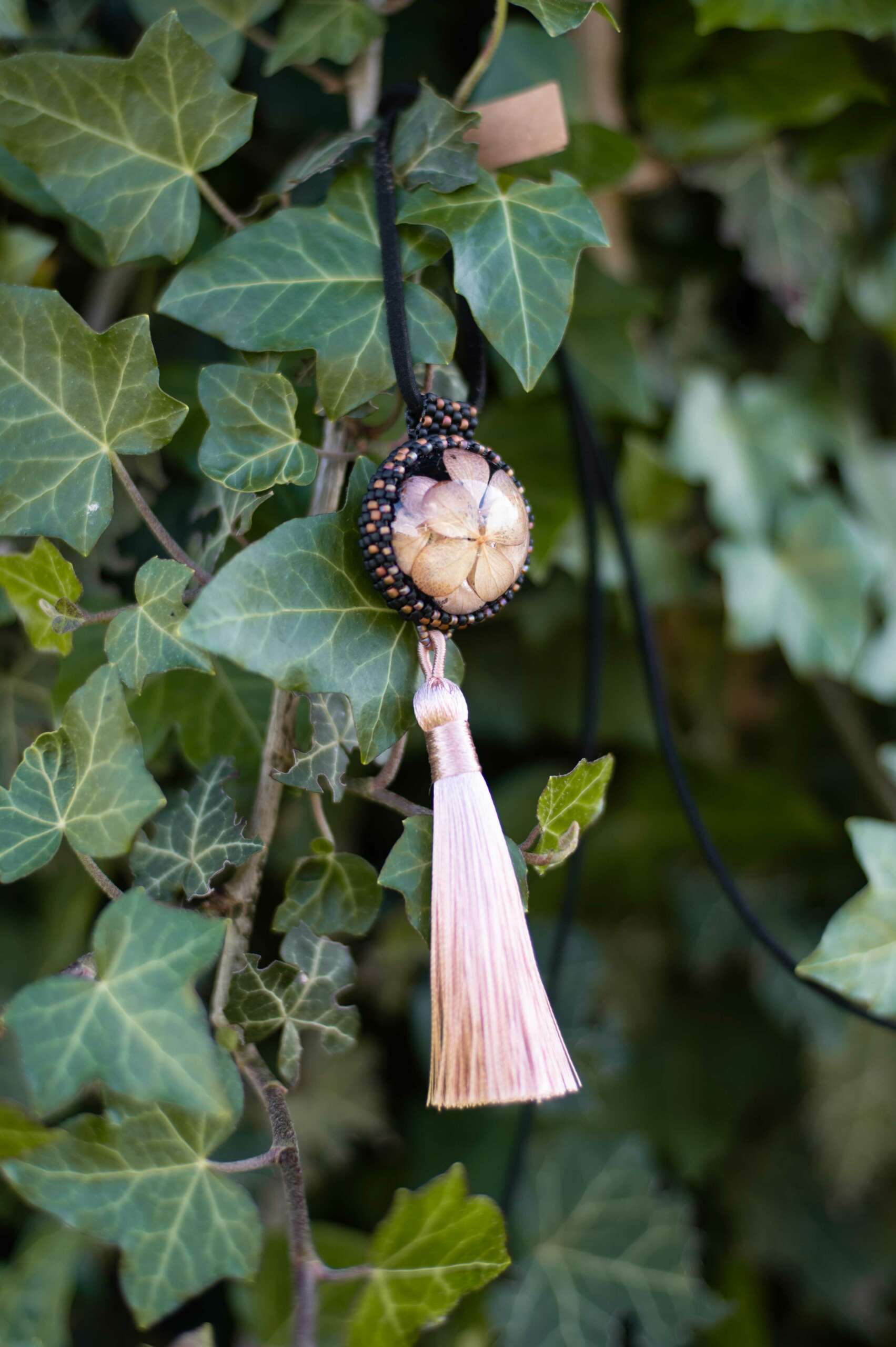 Wisiorek obszywany z chwostem „GRAŻYNA” - obrazek 2