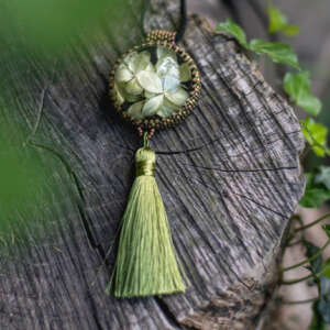 Wisiorek obszywany z chwostem „GRAŻYNA”