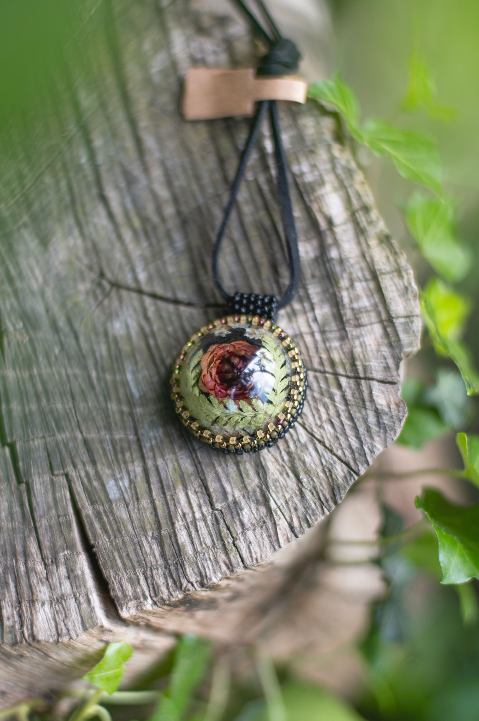 Wisiorek obszywany z kocanką i paprocią - obrazek 2