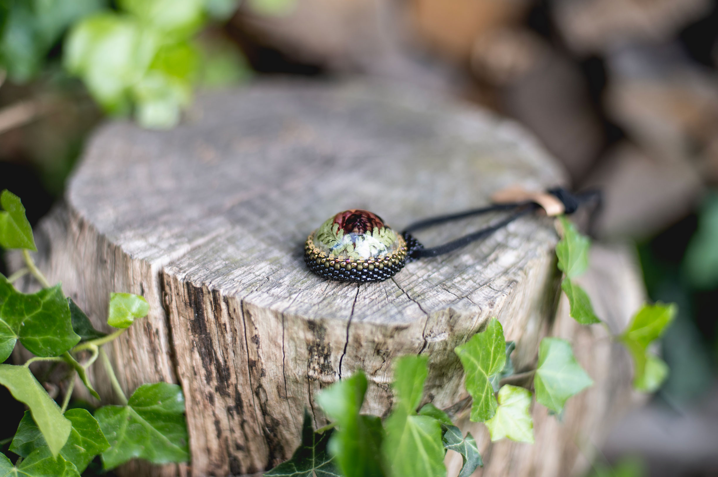 Wisiorek obszywany z kocanką i paprocią - obrazek 7