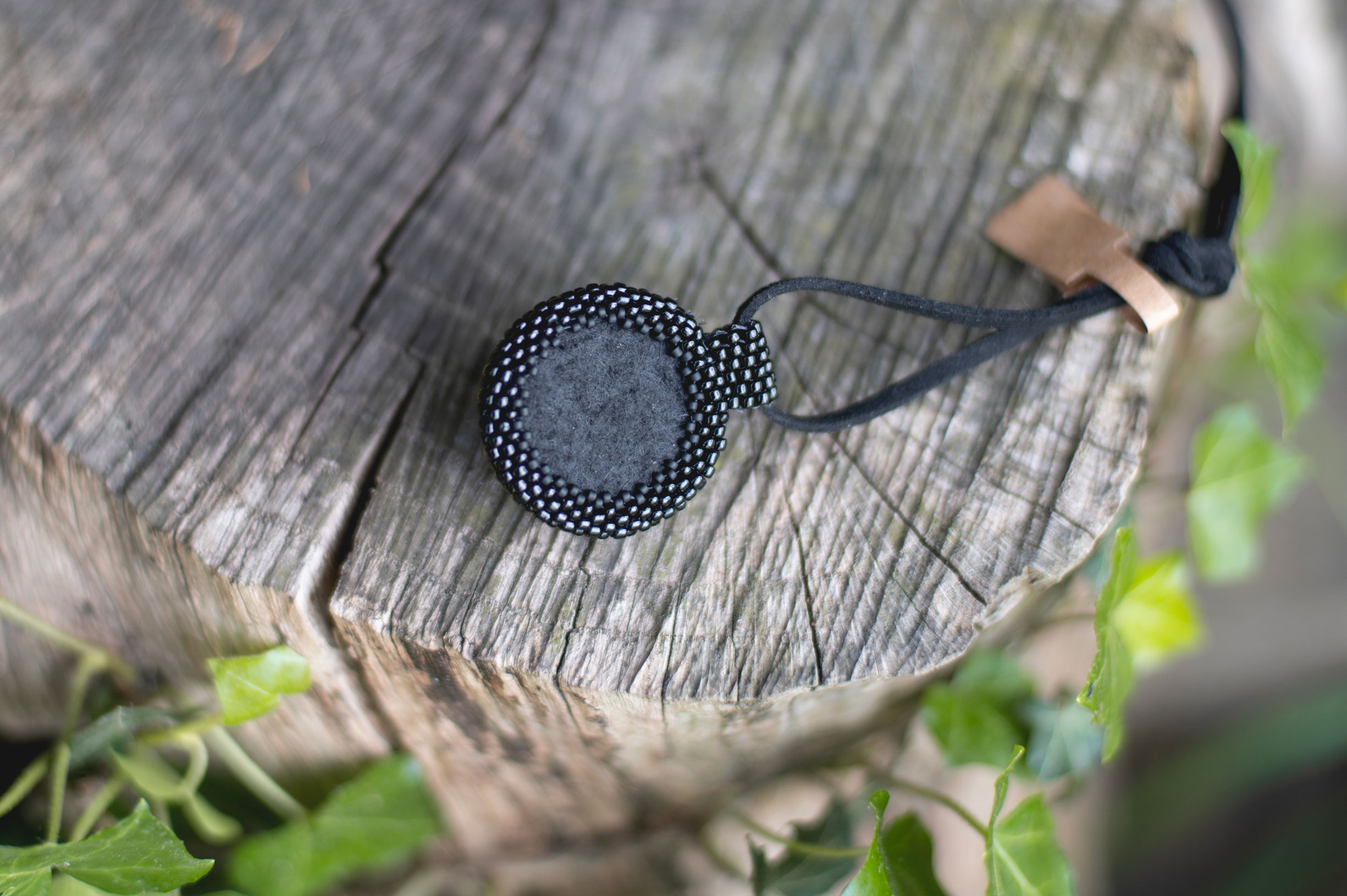 Wisiorek obszywany z kocanką i paprocią - obrazek 6