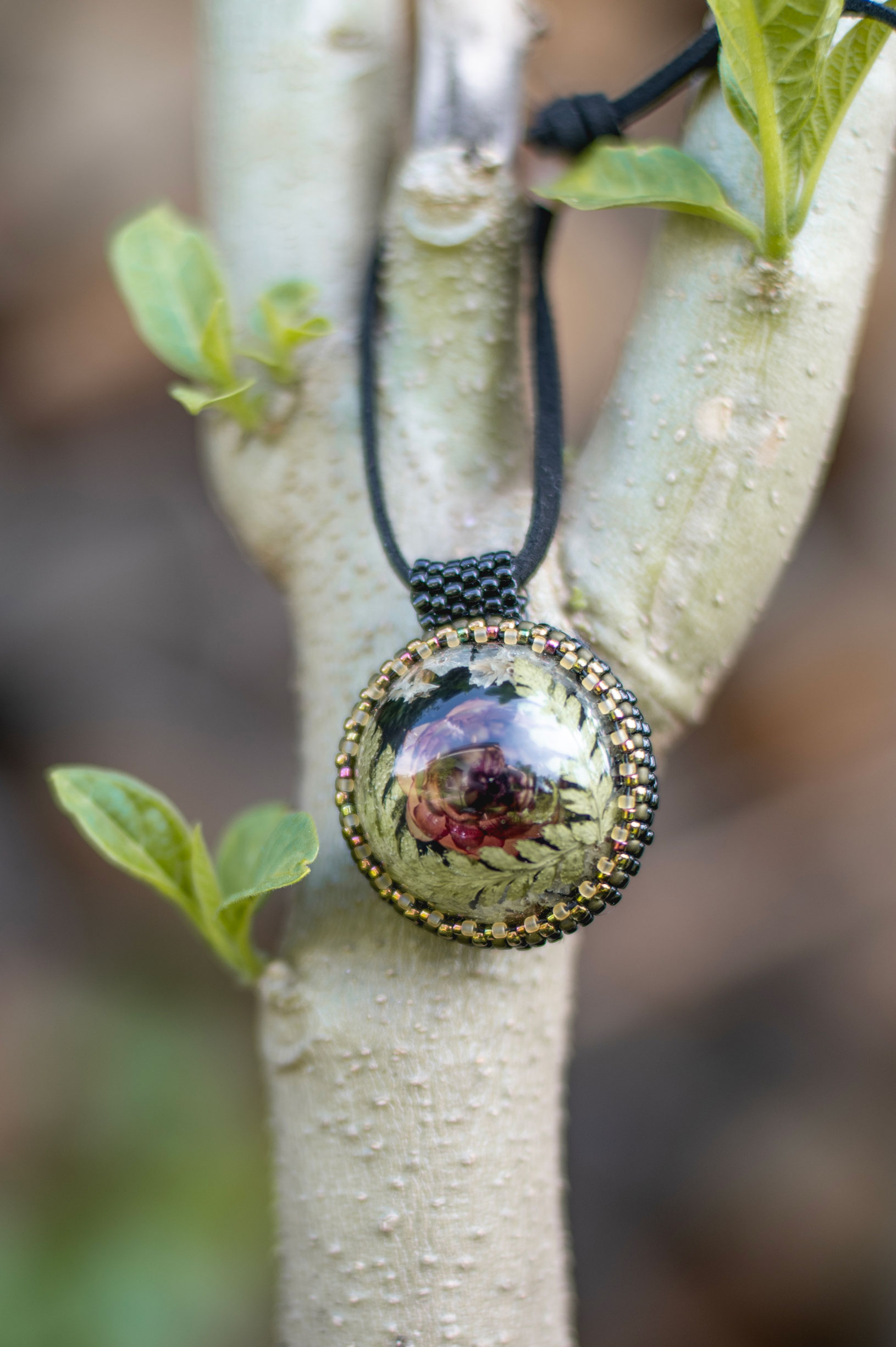 Wisiorek obszywany z kocanką i paprocią - obrazek 5