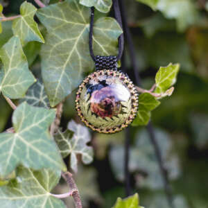 Wisiorek obszywany z kocanką i paprocią