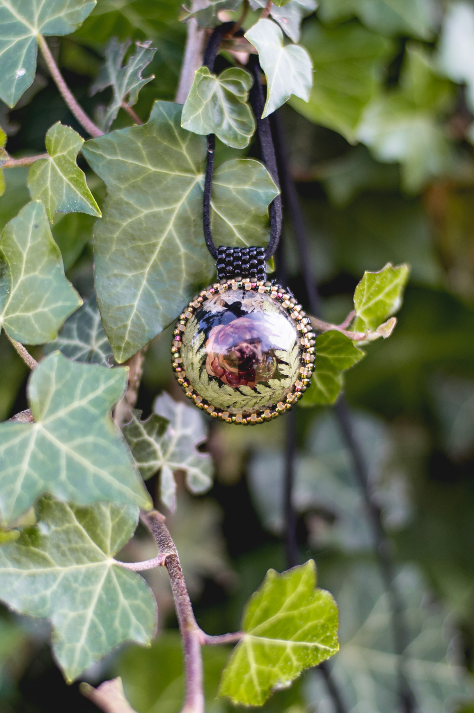 Wisiorek obszywany z kocanką i paprocią