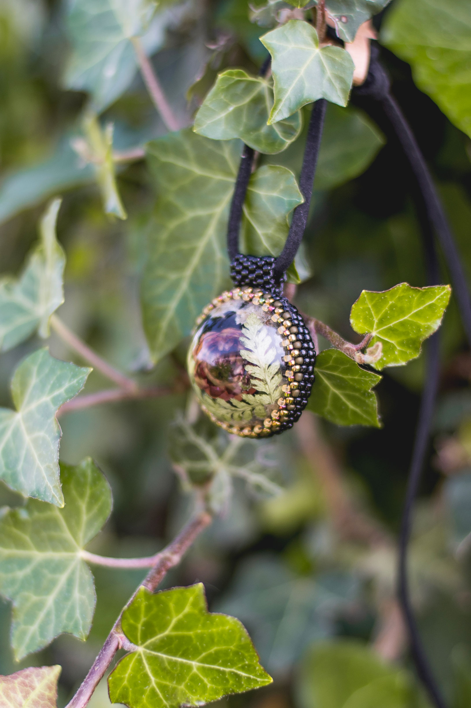 Wisiorek obszywany z kocanką i paprocią - obrazek 4