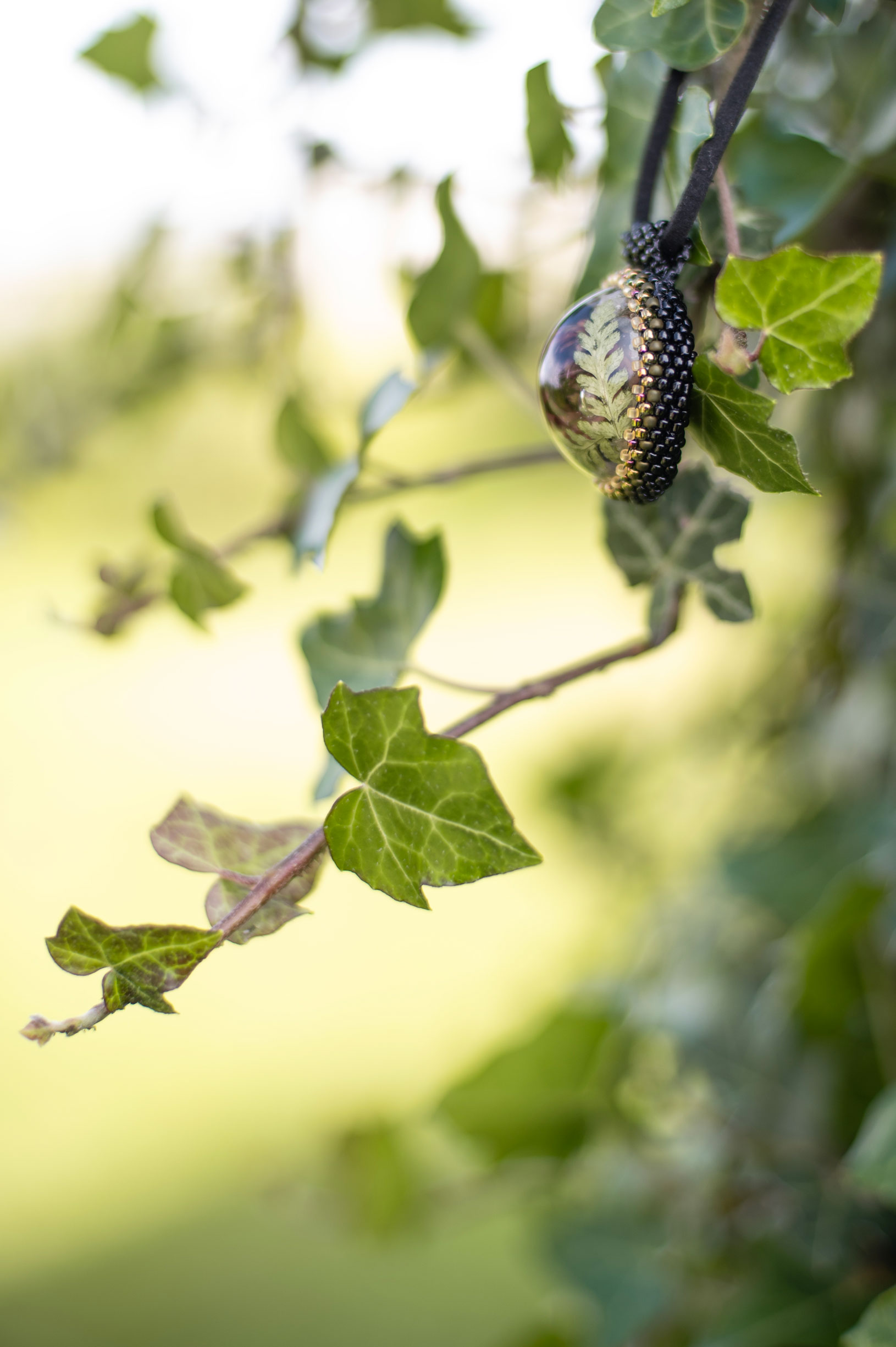Wisiorek obszywany z kocanką i paprocią - obrazek 3