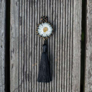 Wisiorek ze stokrotką / obszywany z chwostem