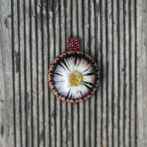 Wisiorek obszywany ze stokrotką