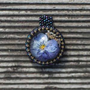 Wisiorek obszywany z bratkiem