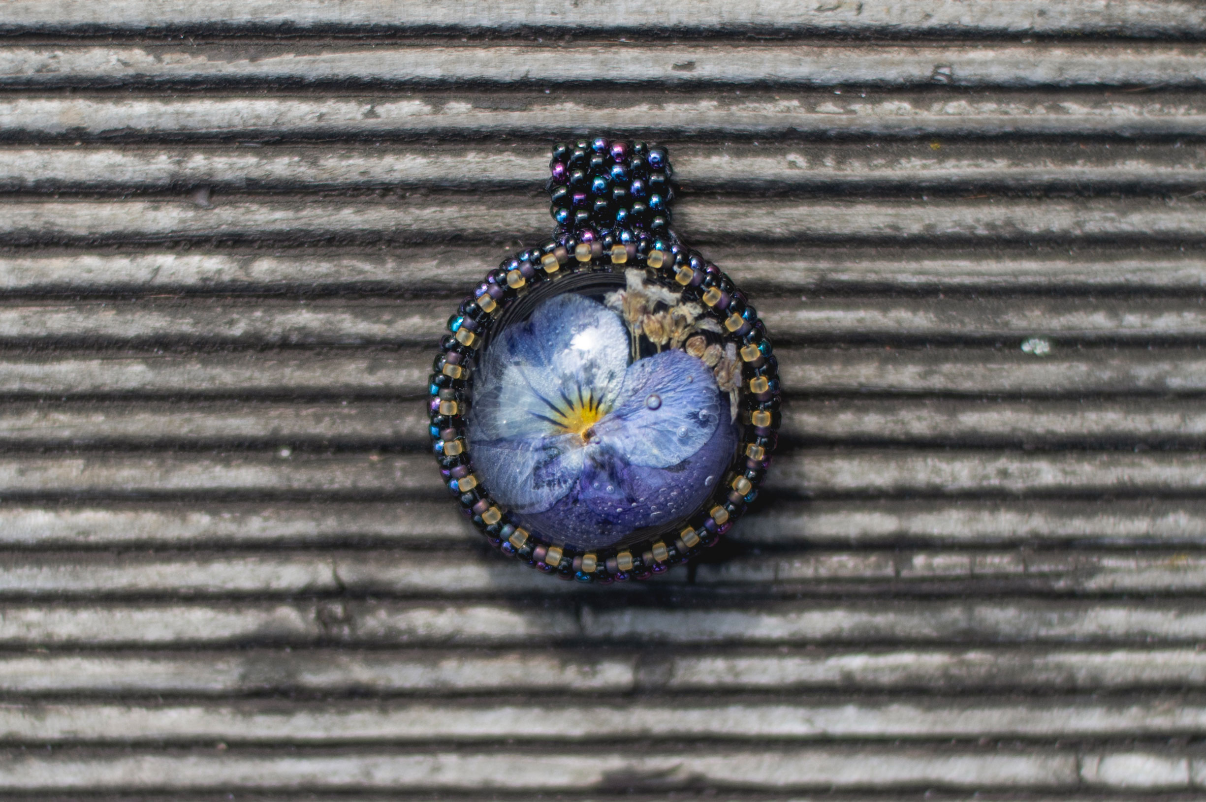 Wisiorek obszywany z bratkiem