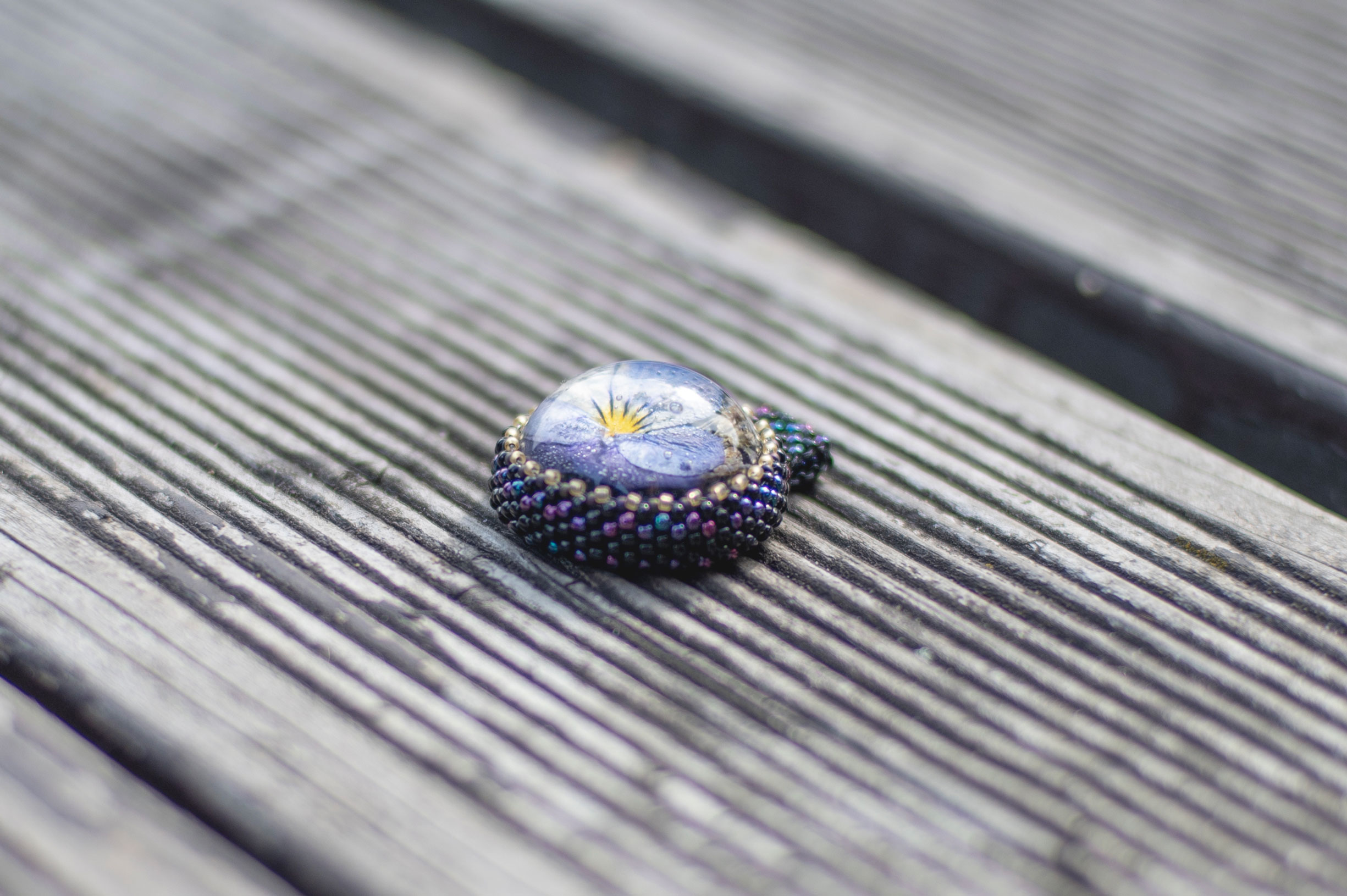 Wisiorek obszywany z bratkiem - obrazek 2