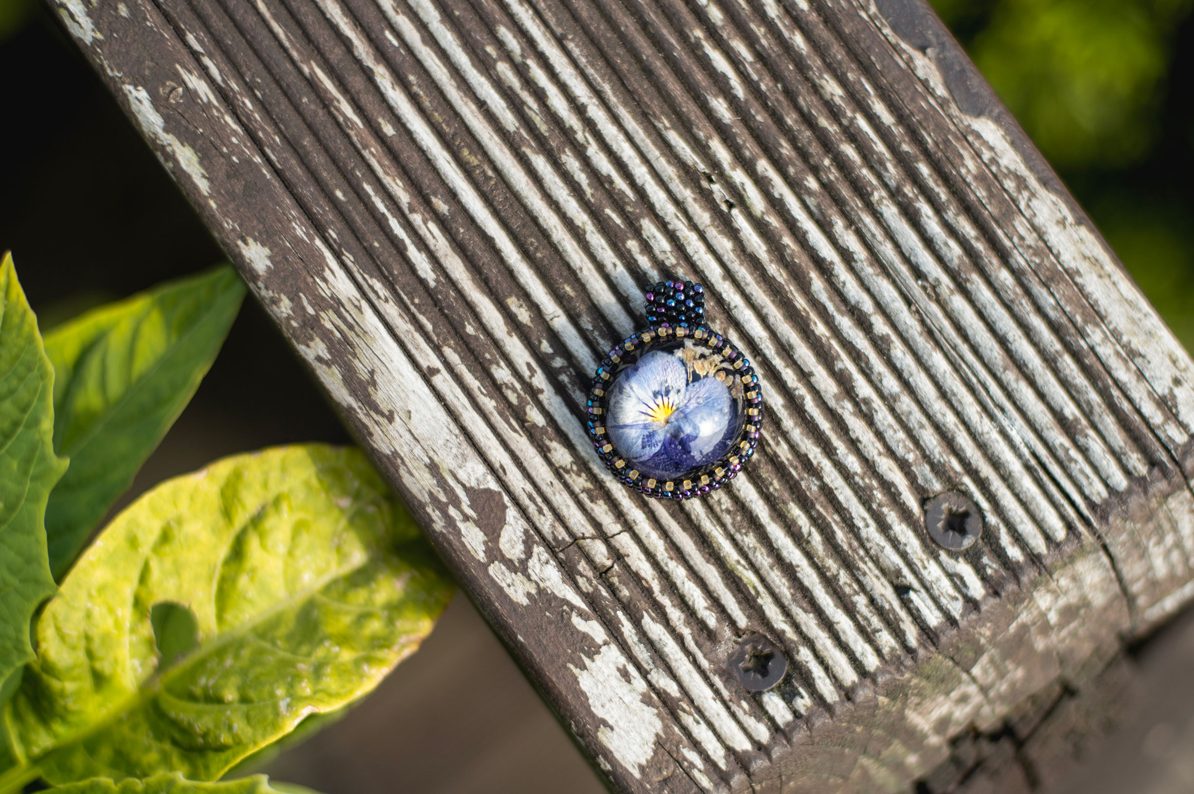 Wisiorek obszywany z bratkiem - obrazek 3