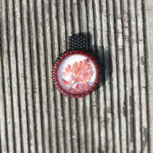 Wisiorek obszywany z czerwonym listkiem