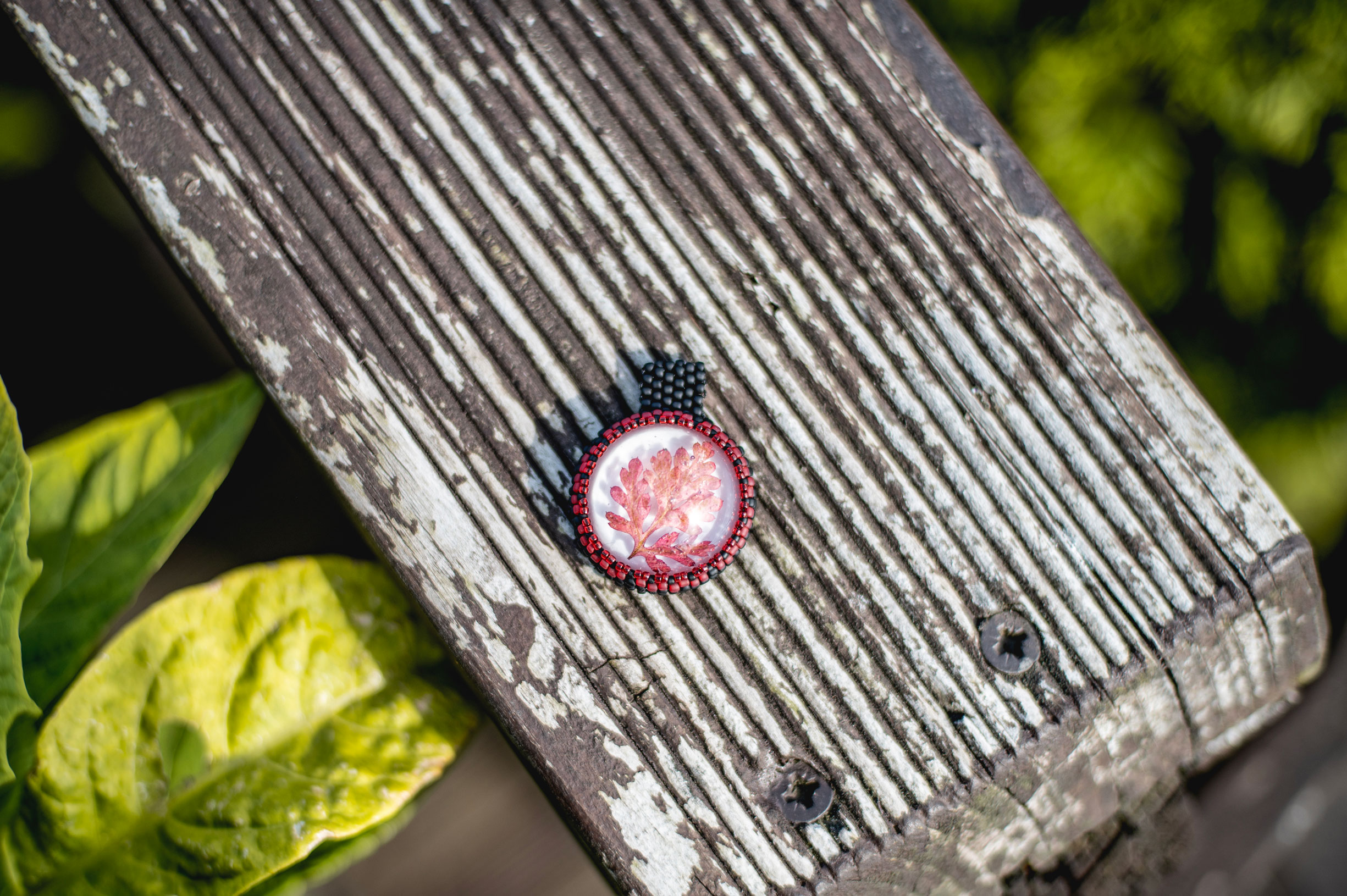 Wisiorek obszywany z czerwonym listkiem - obrazek 4