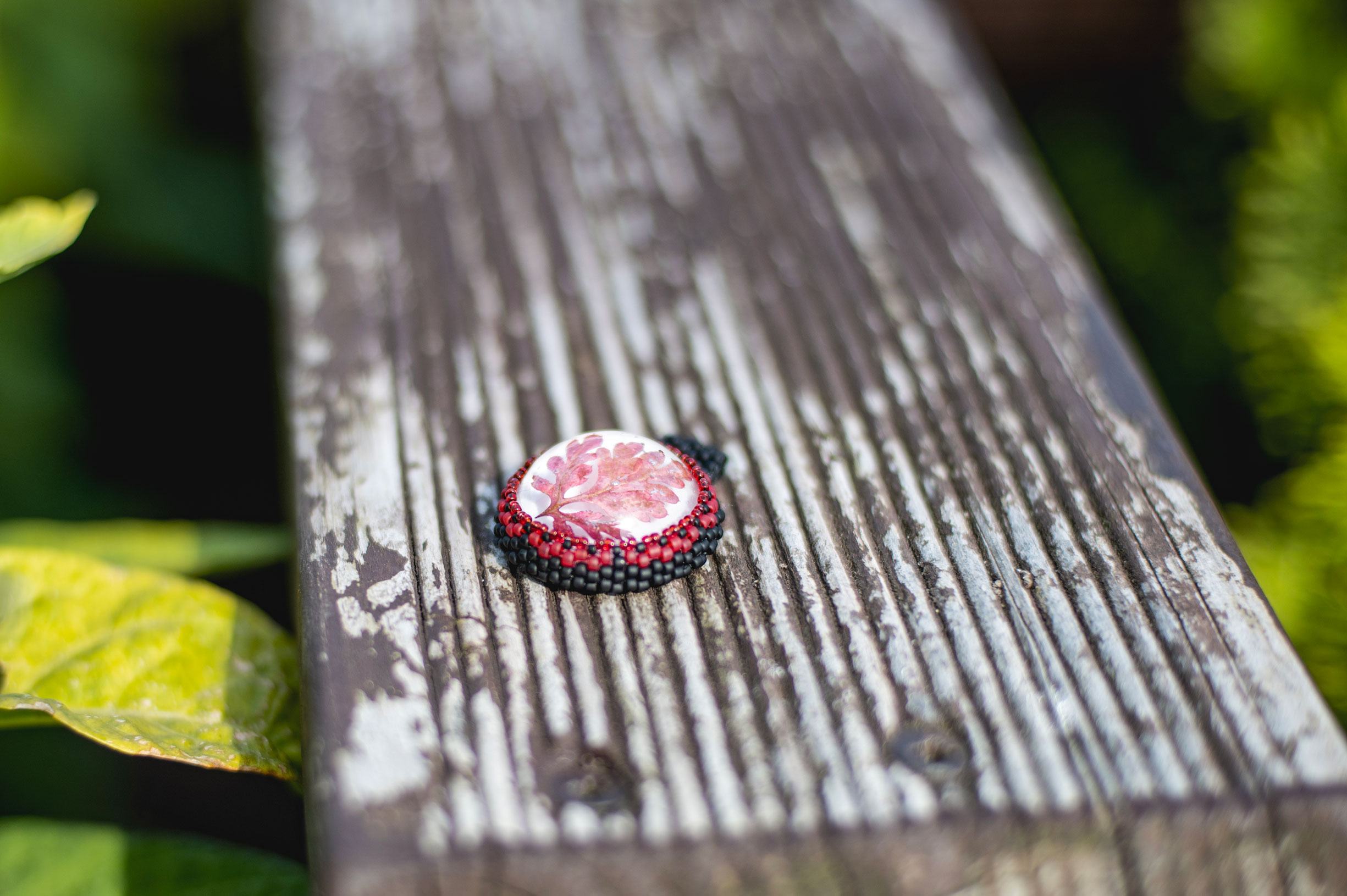 Wisiorek obszywany z czerwonym listkiem - obrazek 5