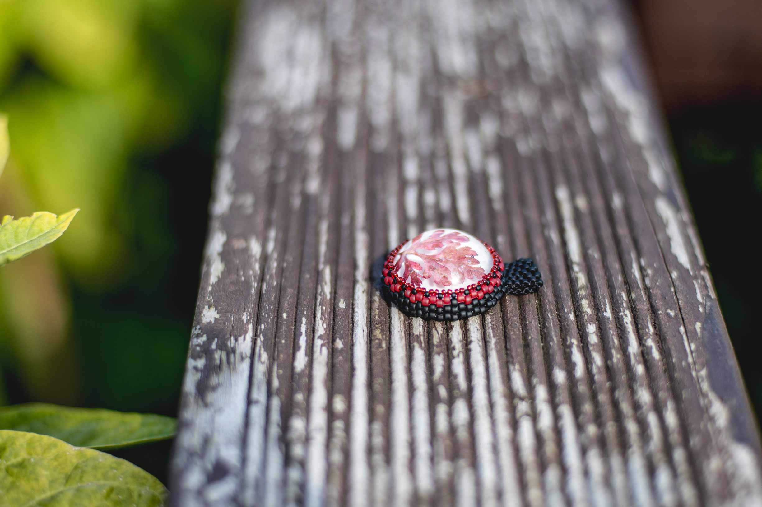 Wisiorek obszywany z czerwonym listkiem - obrazek 2