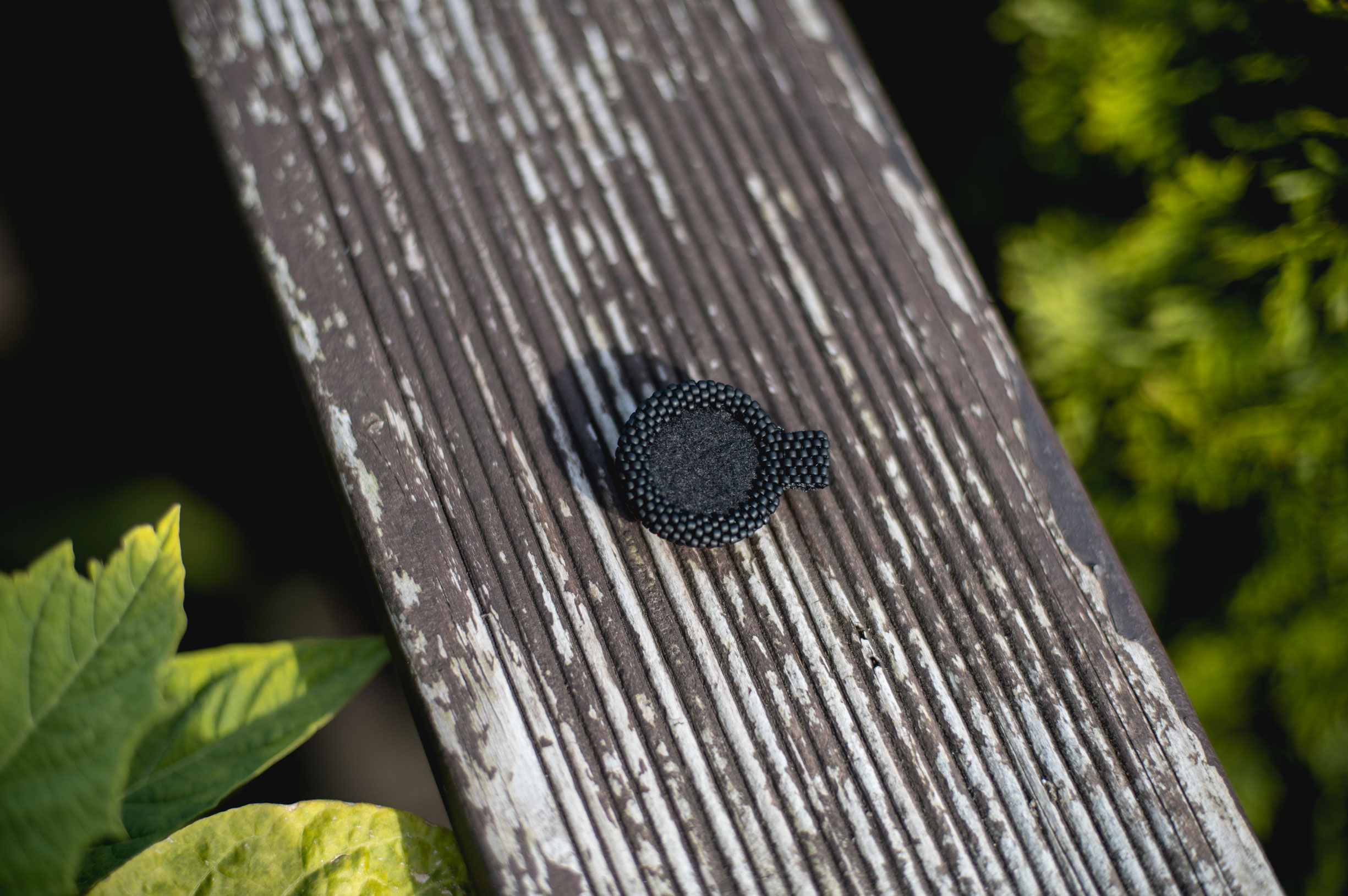 Wisiorek obszywany z czerwonym listkiem - obrazek 3