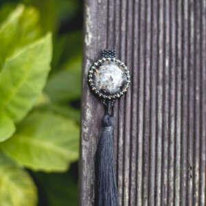 Wisiorek obszywany z chwostem „KINGA”