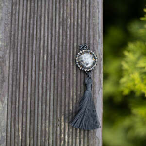 Wisiorek obszywany z chwostem „KINGA”