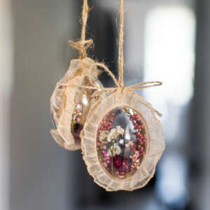 Jajeczka / wrzos, zatrwian, ciemnoróżowa kocanka, falbanka, sznurek jutowy