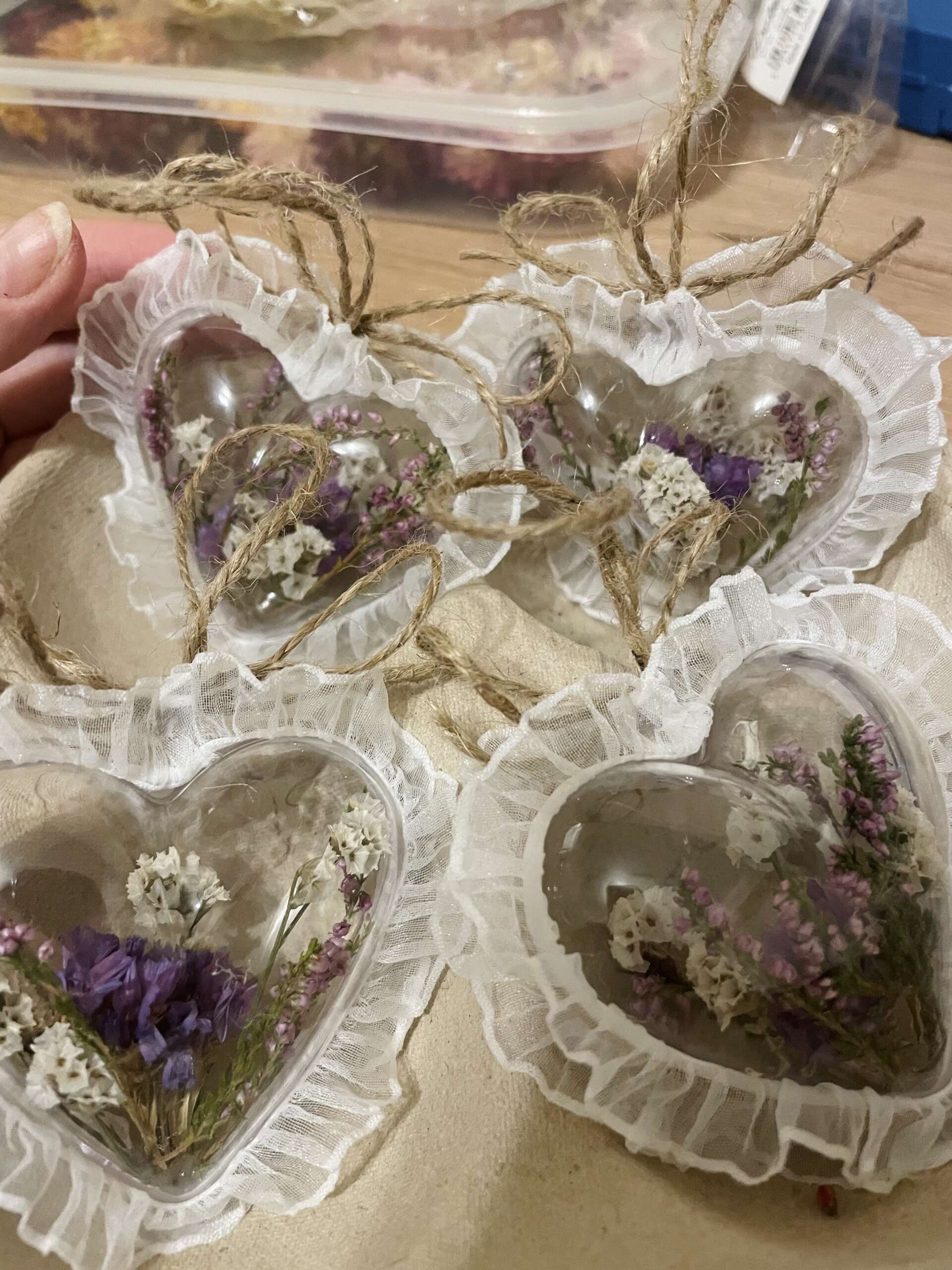 Serduszka / wrzos, zatrwian, falbanka, sznurek jutowy - obrazek 4