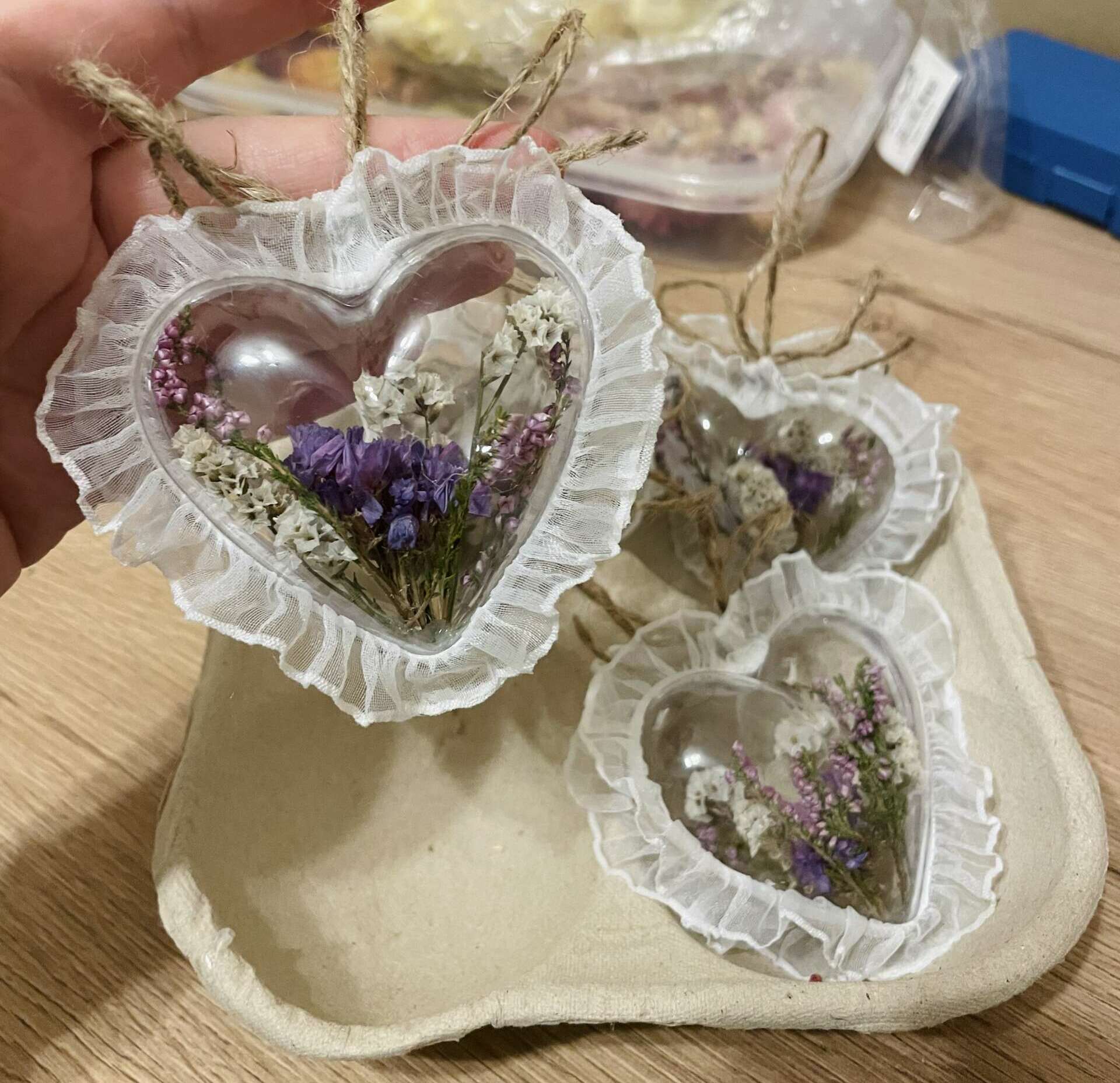 Serduszka / wrzos, zatrwian, falbanka, sznurek jutowy - obrazek 3