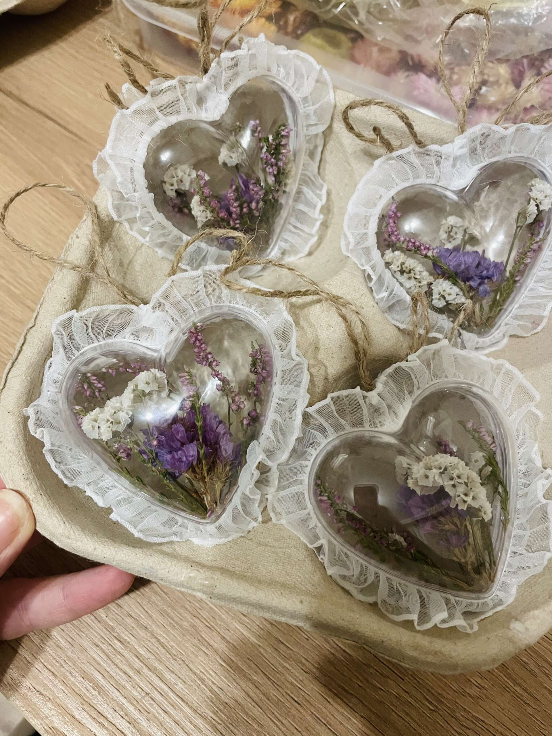 Serduszka / wrzos, zatrwian, falbanka, sznurek jutowy - obrazek 5