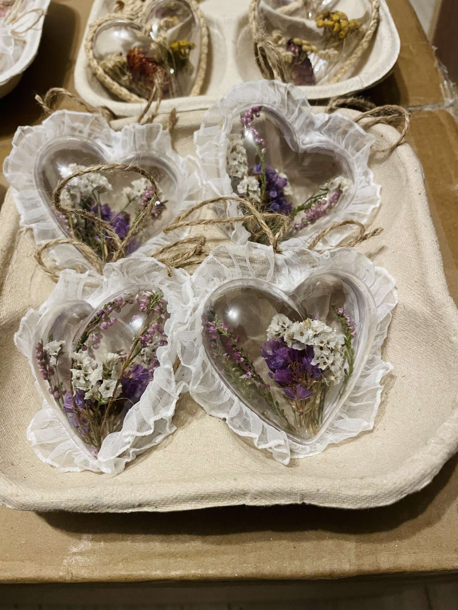 Serduszka / wrzos, zatrwian, falbanka, sznurek jutowy - obrazek 2