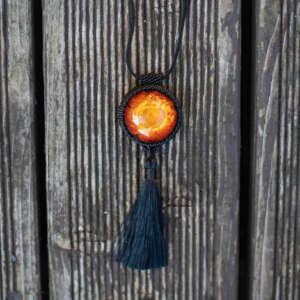 Wisiorek obszywany z chwostem „MONIKA”