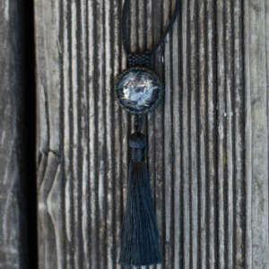 Wisiorek obszywany z chwostem „KINGA”